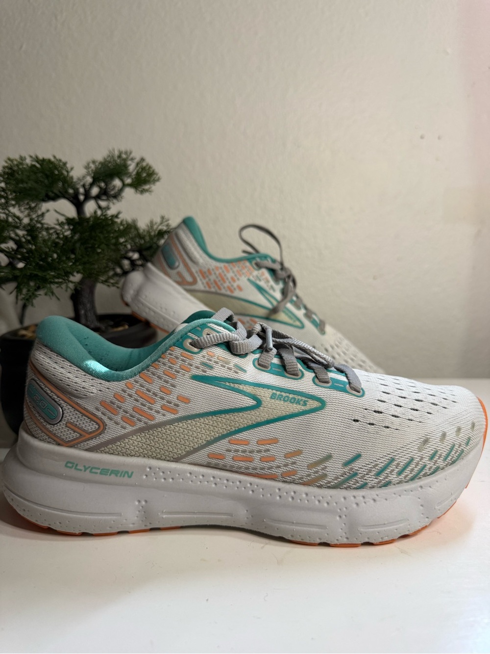 Brooks glycerin 20 Women size 7 Running Shoes in White with Teal & Coral Accents